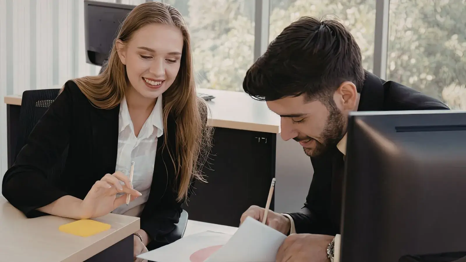Profesional joven trabajando en una oficina alemana